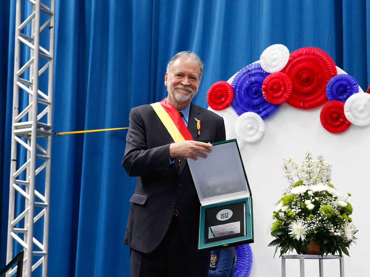 Jaime Acosta, rector del Colegio San Jorge, fue condecorado como MBE del Imperio Británico