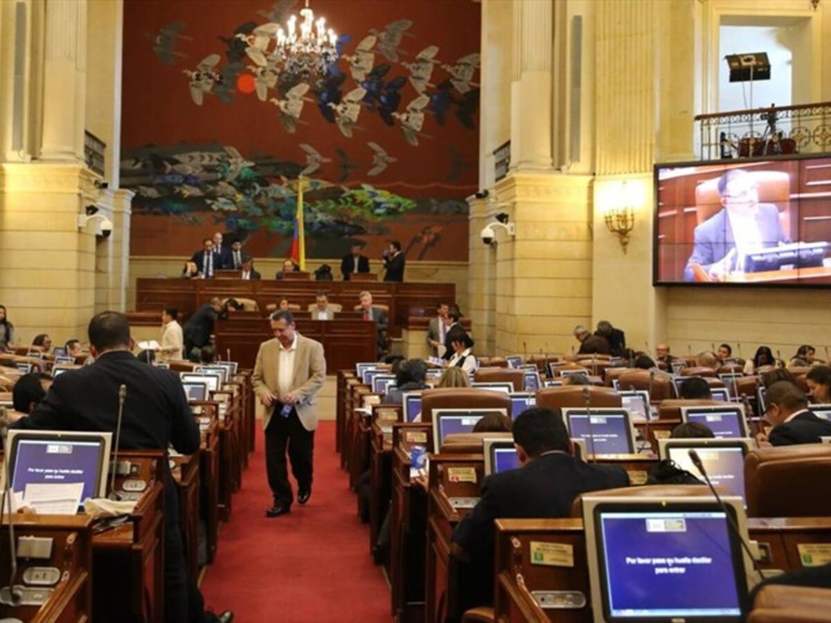 Lamento que el proyecto de reducción de salario de congresistas se hunda: Samuel Hoyos