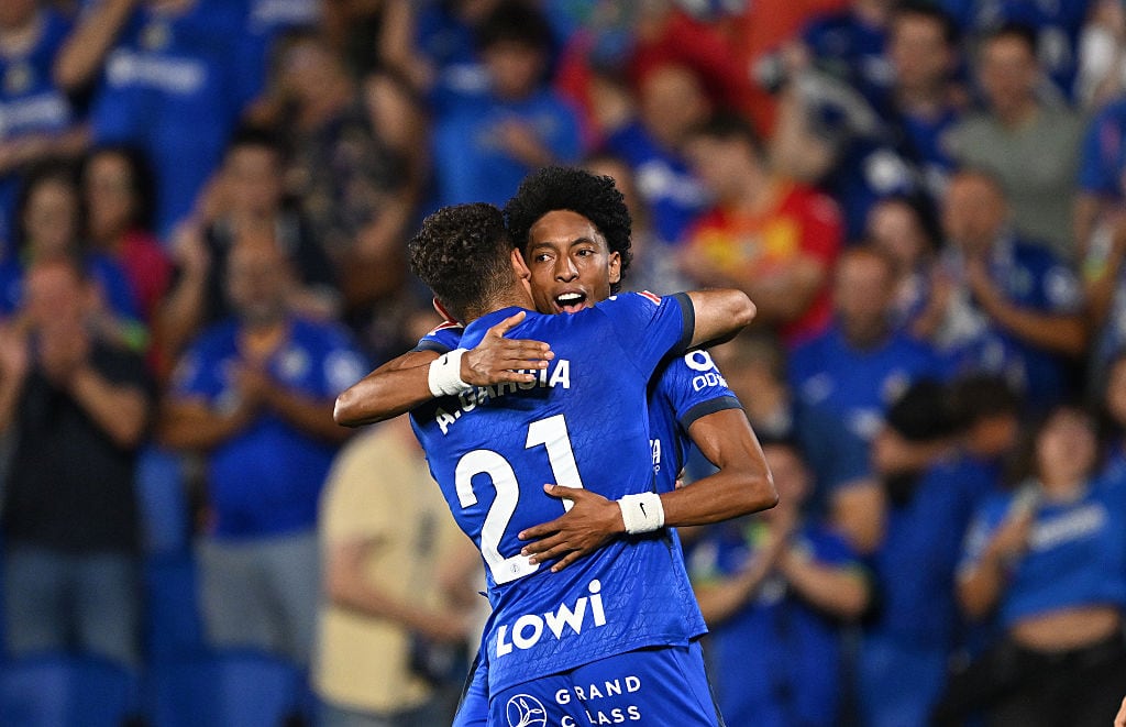 Johan Mojica celebra el gol ante Partizán en su debut / Getty Images