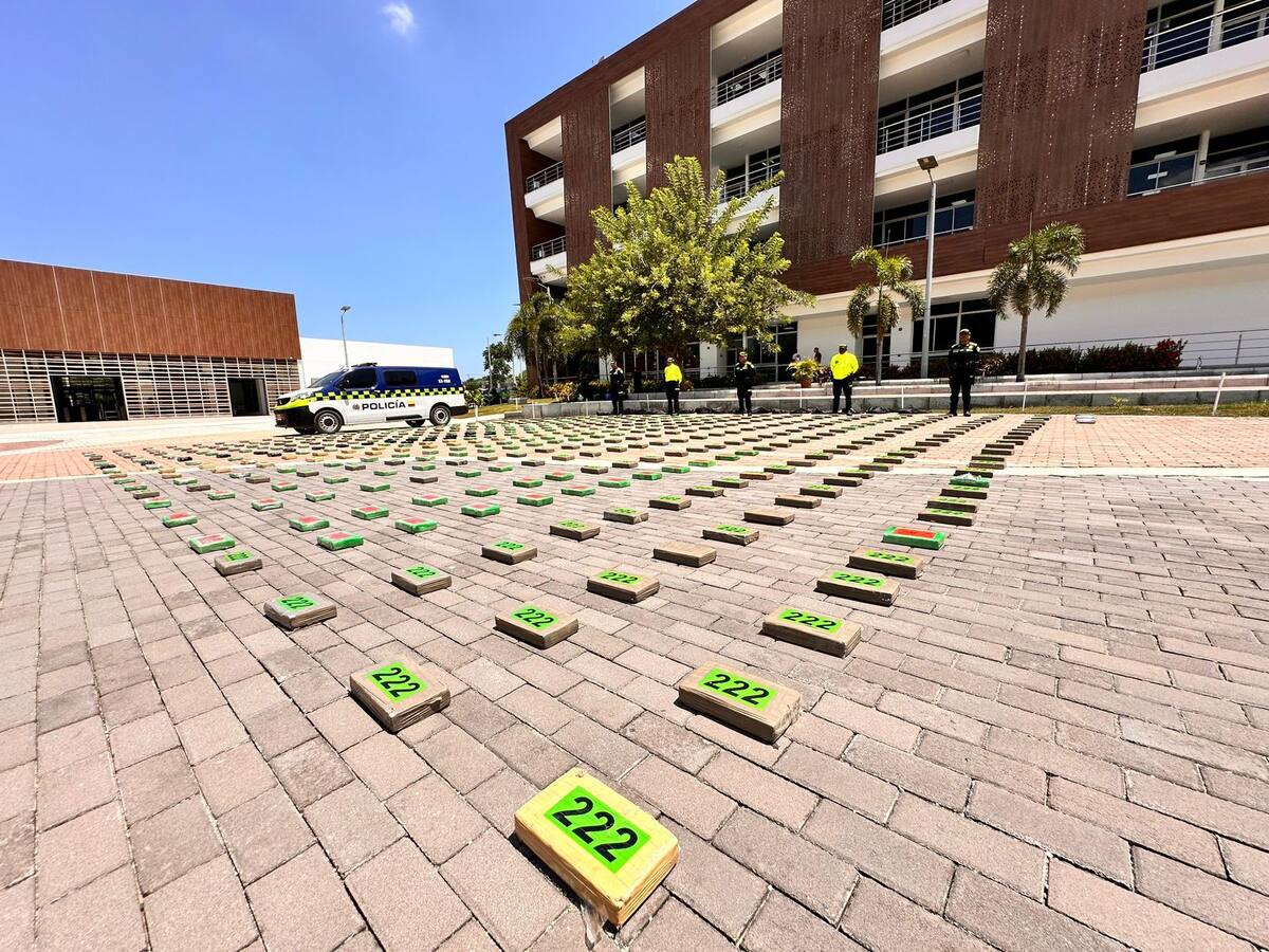 Les confiscan USD16 millones de cocaína a las ACSN, estaban ocultos en 17 maletines negros