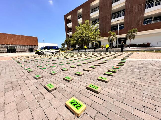 Les confiscan USD16 millones de cocaína a las ACSN, estaban ocultos en 17 maletines negros
