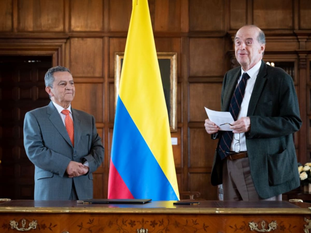 Exsecretario Salazar acusa de “carrusel de irregularidades” el convenio del gobierno para pasaportes