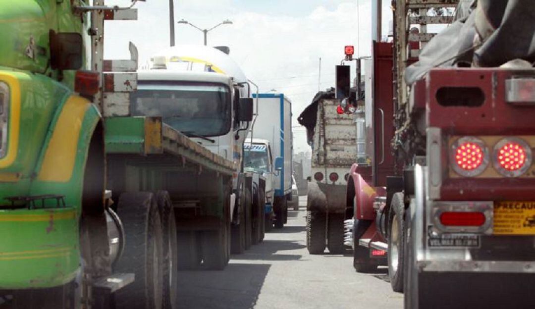Los bloqueos a las entradas de Cali, impiden el ingreso de productos y combustibles.