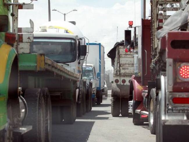 Los bloqueos a las entradas de Cali, impiden el ingreso de productos y combustibles.