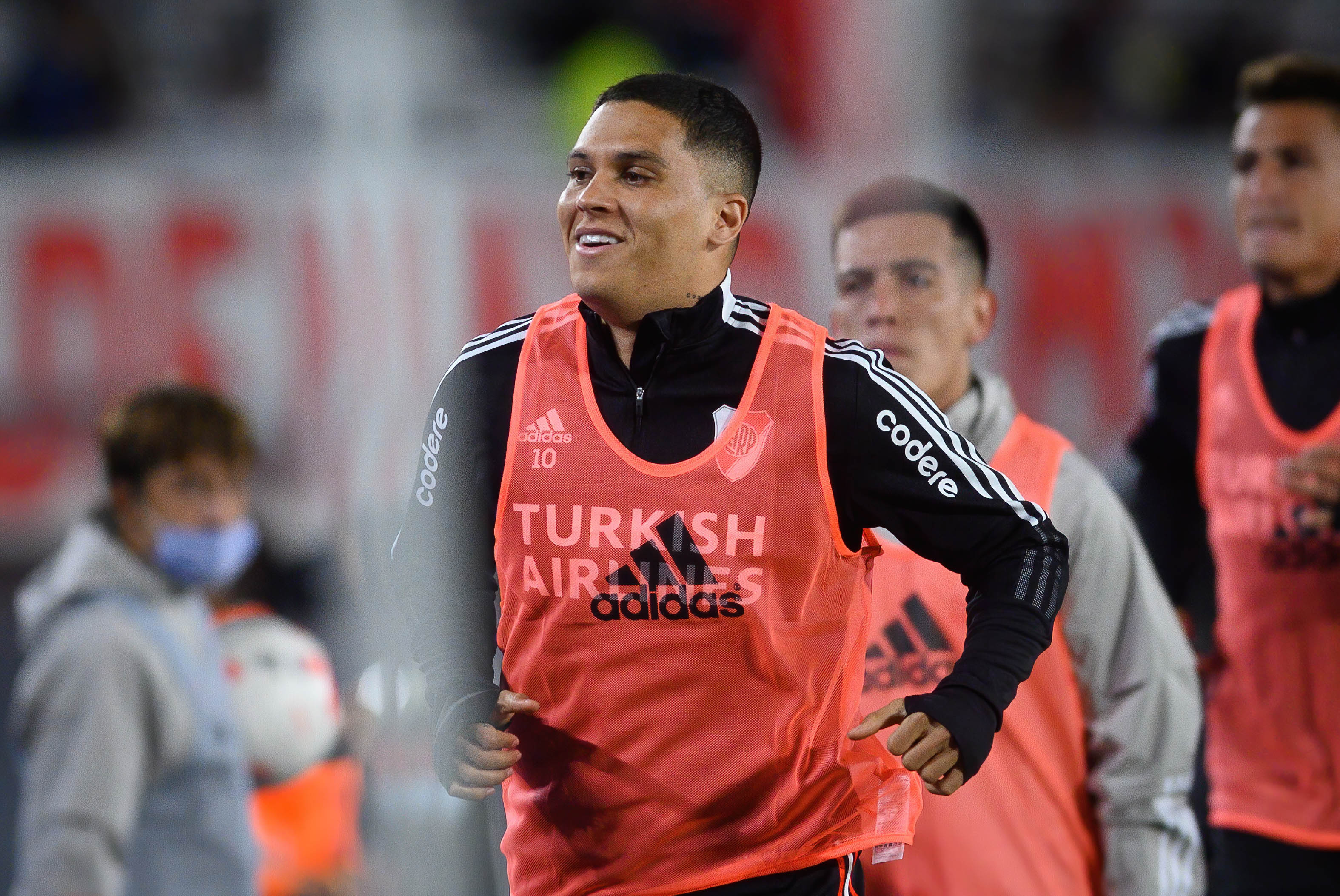 Juan Fernando Quintero dejó gratos recuerdos en River Plate. (Photo by Manuel Cortina/SOPA Images/LightRocket via Getty Images)