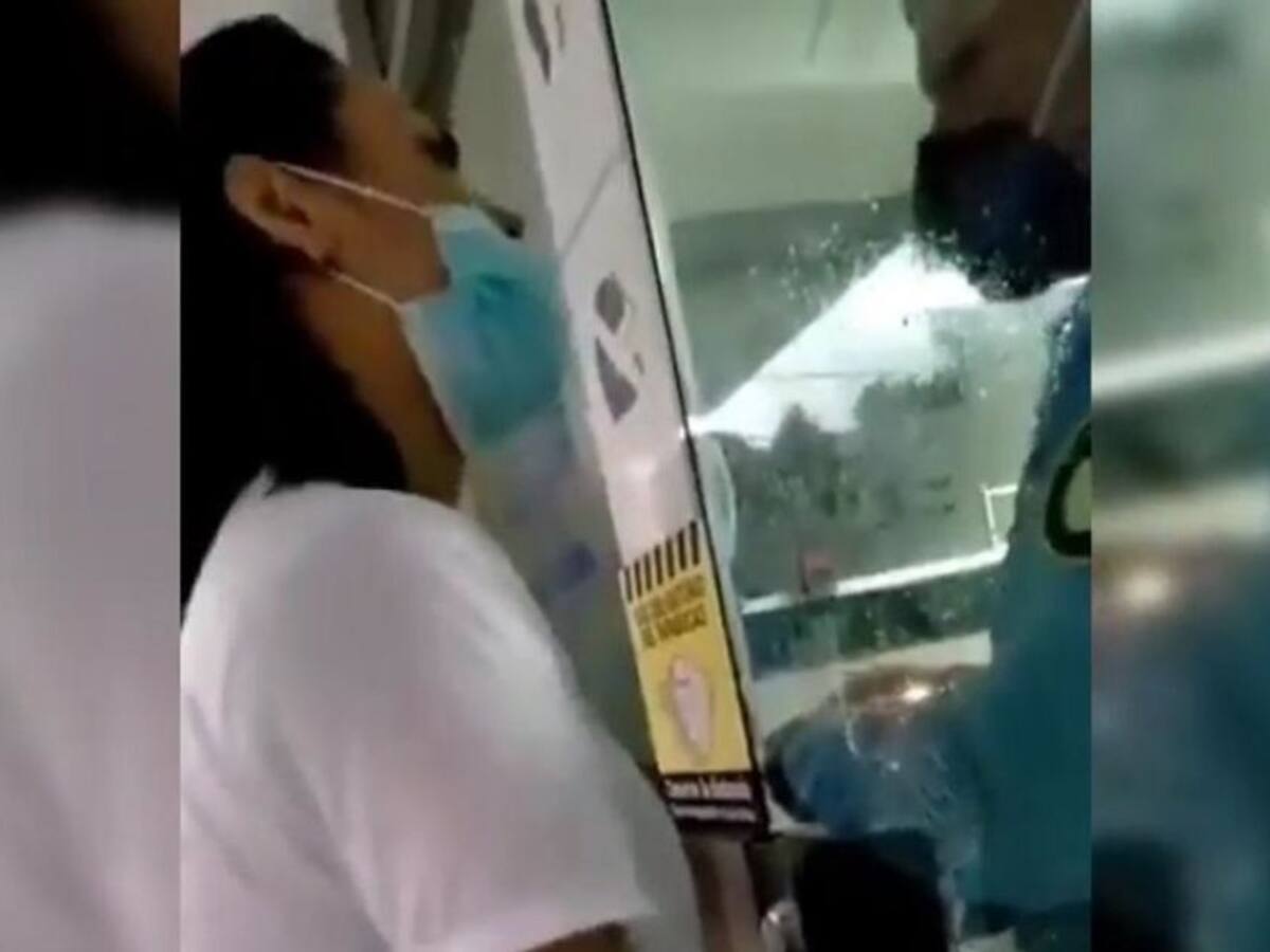 "Si no me abres suspenden la clínica": Ana del Castillo a portero