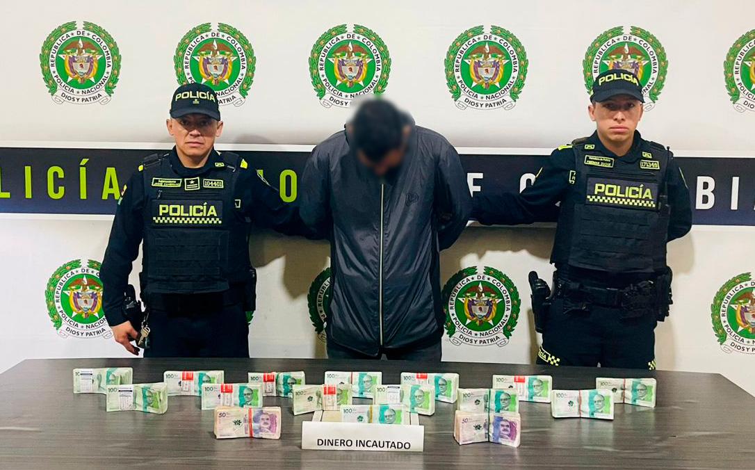 Procedimiento de captura al hombre de 45 años. Foto:  Policía Metropolitana del Valle de Aburrá.