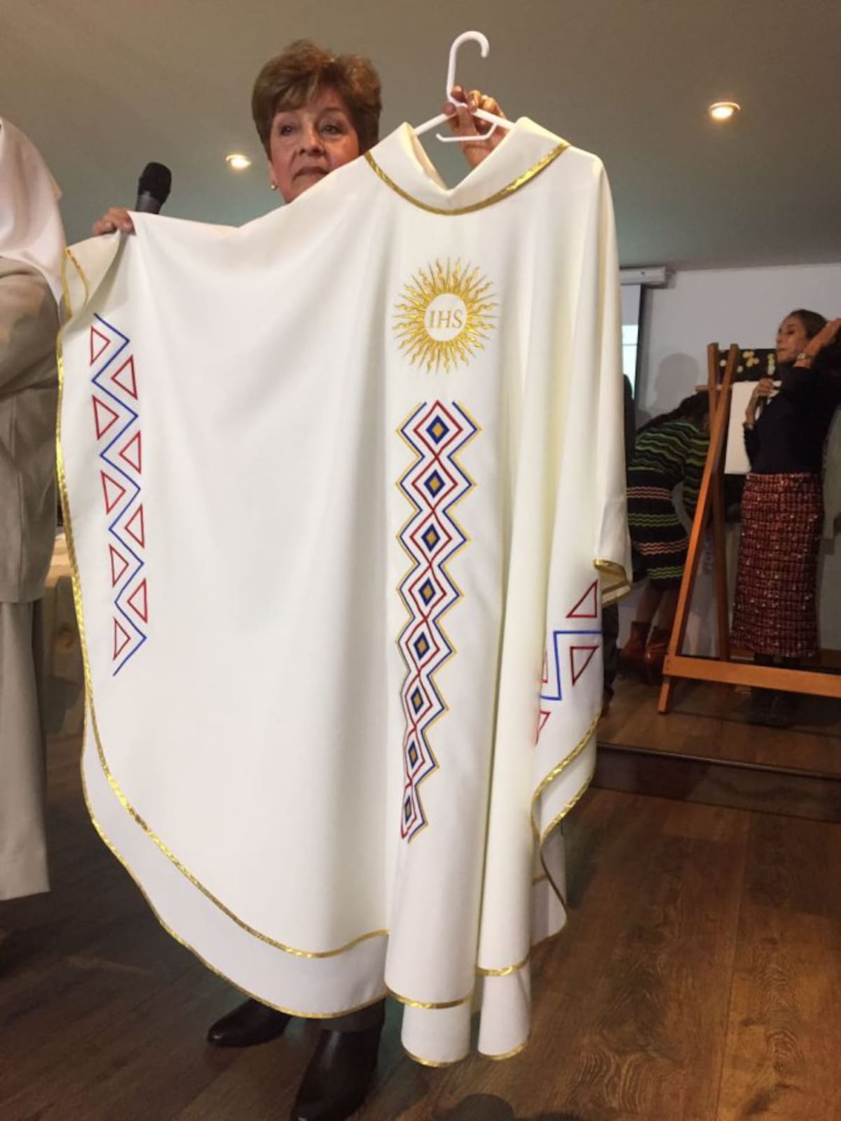 El Episcopado colombiano presentó las vestiduras litúrgicas que usará el papa Francisco en las eucaristías de Bogotá, Medellín y Cartagena, las cuales se inspiraron en varias regiones del país.