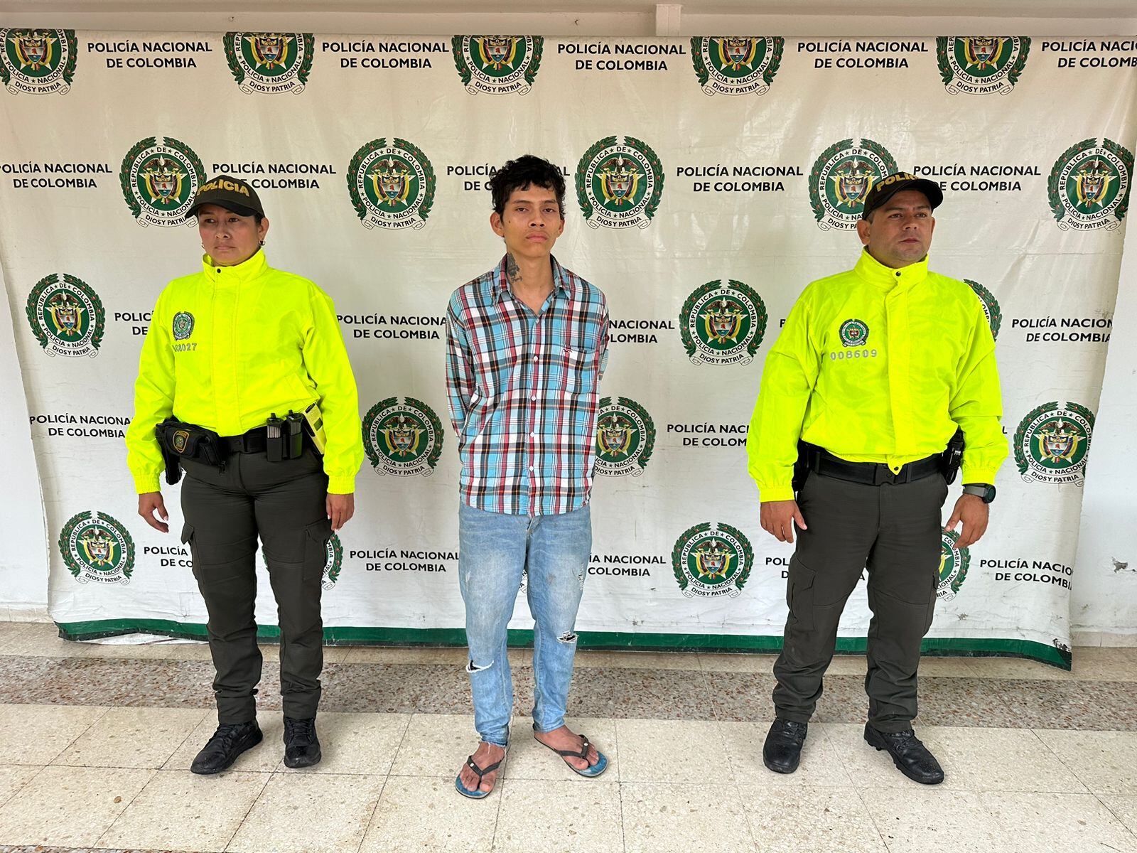 El capturado tiene circular azul de Interpol.