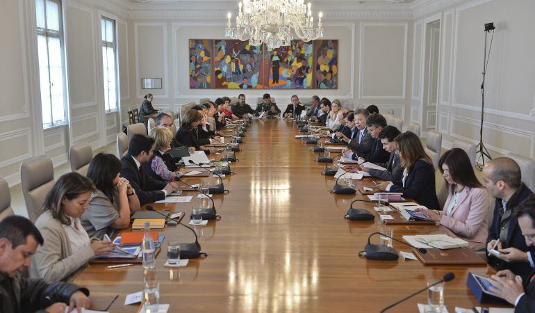 Tras un consejo de ministros, el presidente Juan Manuel Santos dijo que habrá dos frentes de acción para atender la crisis en la frontera.