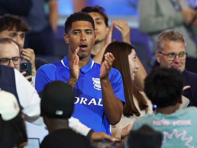 Jude Bellingham presenciando el partido del Birmigham y Barcelona / Getty Images