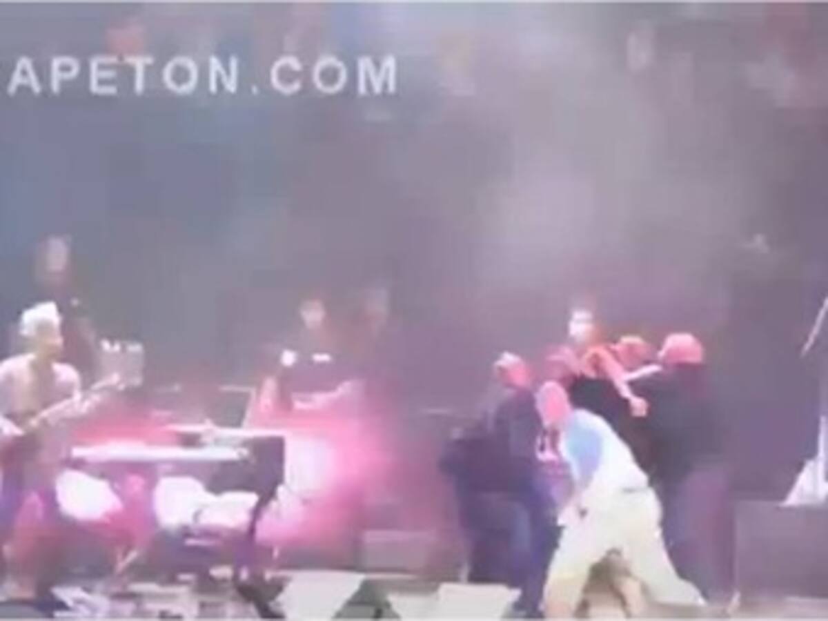 René, de Calle 13, se enfrenta a golpes en un escenario