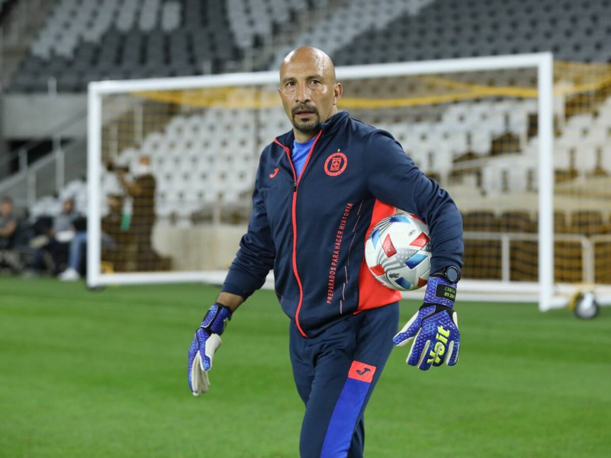 Óscar ‘El Conejo’ Pérez elogia a Kevin Mier: “Lo ha hecho bastante bien”