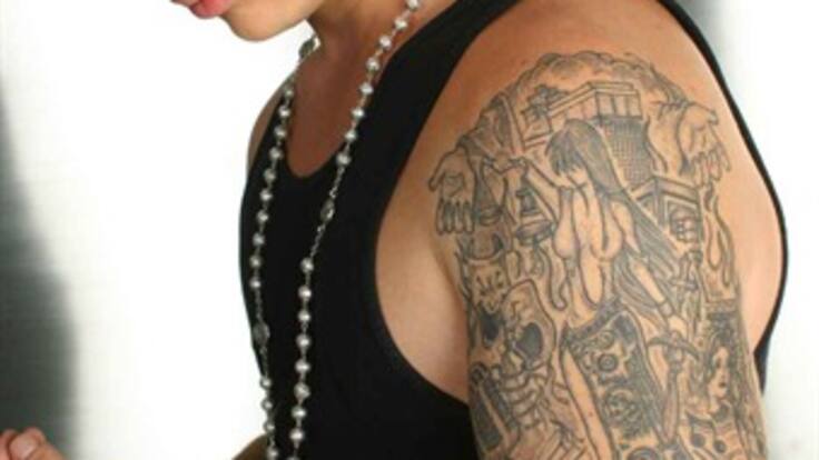 En Caracol Radio JBalvin, presentando su nuevo sencillo “Sola”