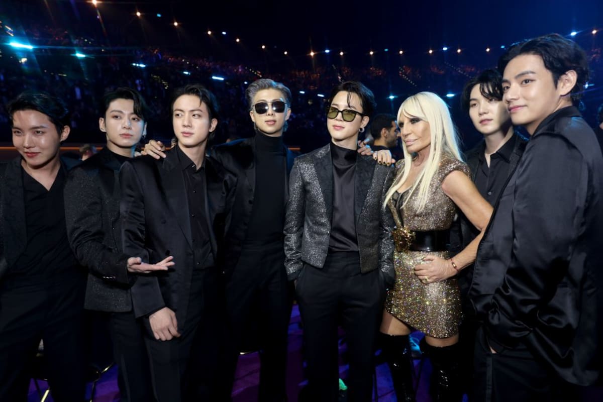 Bangtan posando con Donatella Versace. 