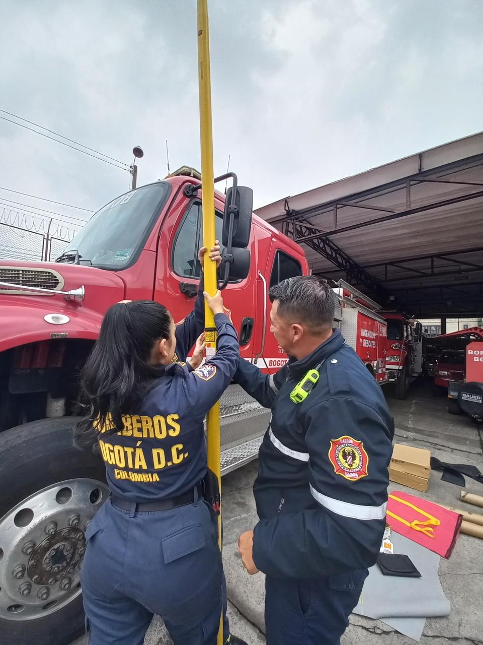 Bomberos de Bogotá fueron dotados con elementos contra riesgos eléctricos. Foto: Bomberos de Bogotá.