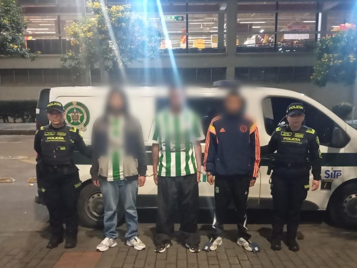 Capturan a hinchas de Nacional que intentaron robar la camiseta de Millonarios de un pasajero de TM