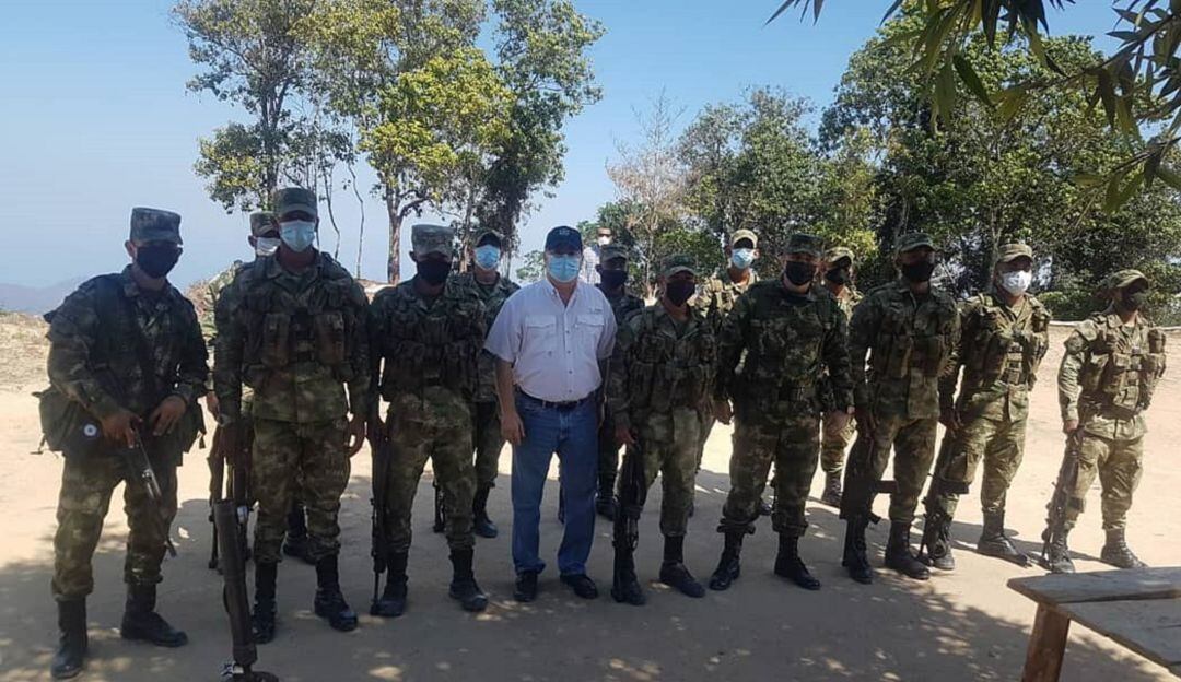 Hernando Guido y el comandante del Batallón de Alta Montaña N6. 