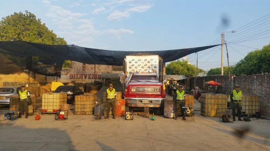 Tanques con gasolina de contrabando. Foto: Policía de Cesar