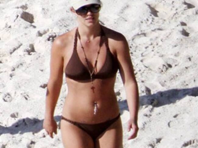 Britney Spears luce figura durante unas vacaciones en la playa con sus hijos