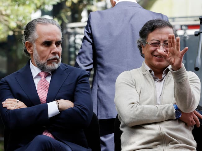 AME8528. BOGOTÁ (COLOMBIA), 25/06/2025.- El presidente de Colombia, Gustavo Petro (d), saluda junto al ministro del Interior Armando Benedetti en un acto este miércoles, en Bogotá (Colombia). Petro firmó la ley de la reforma laboral, cinco días después de que el Congreso aprobara esta iniciativa que se convirtió en una de las mayores victorias legislativas de su Gobierno. EFE/ Mauricio Dueñas Castañeda