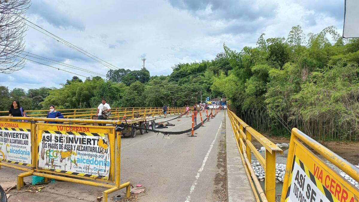 Deben demoler una de las bases del puente de Barragán entre Quindío y Valle del Cauca
