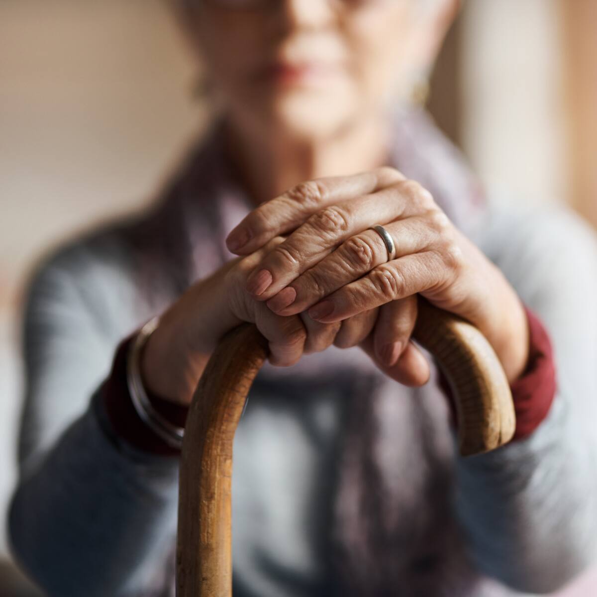 Corte beneficia con casa por cárcel a mujer de 87 años que fue condenada por no pagar impuestos