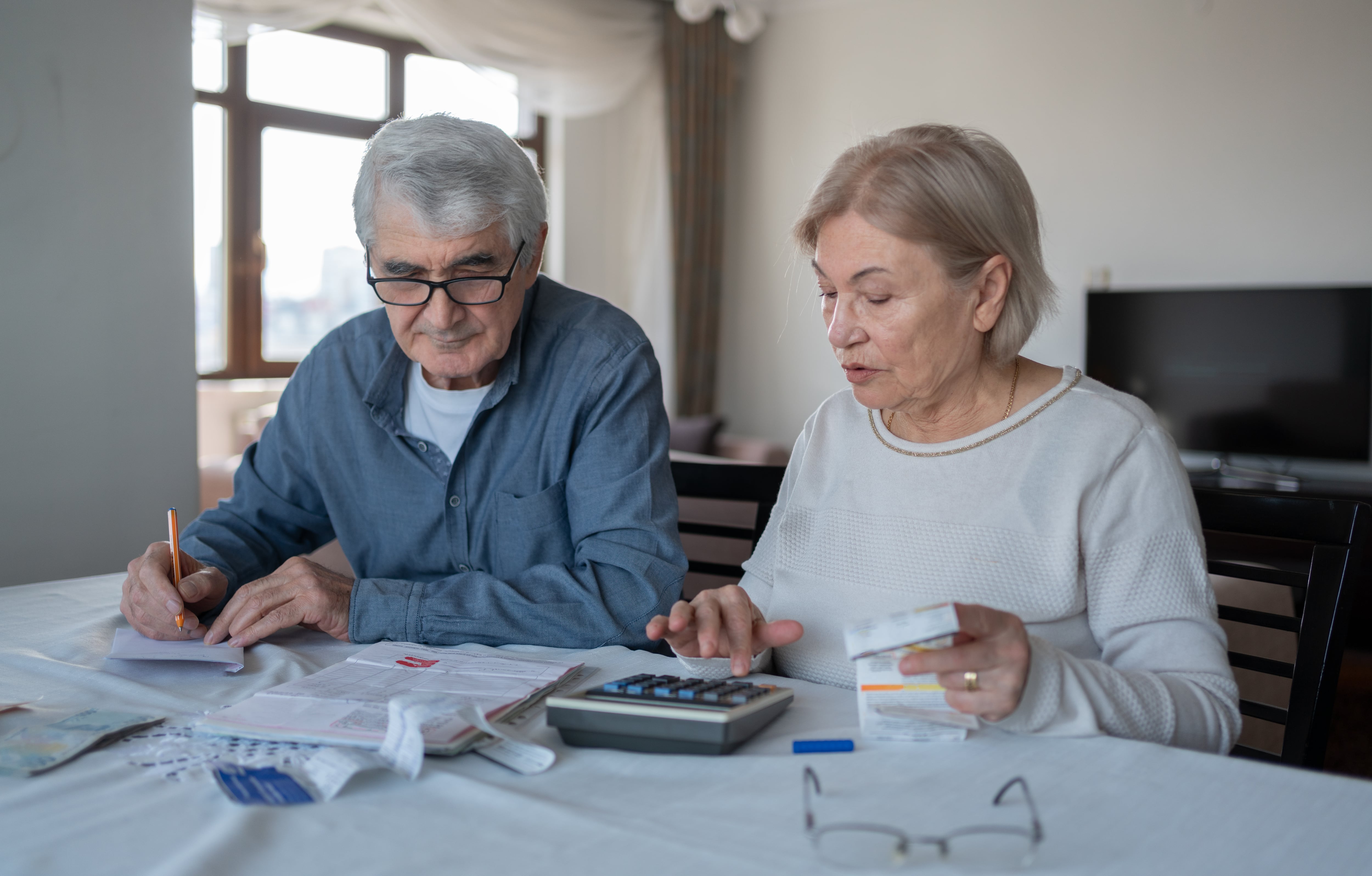 Pareja de adultos mayores realizando un presupuesto - (Getty Images)