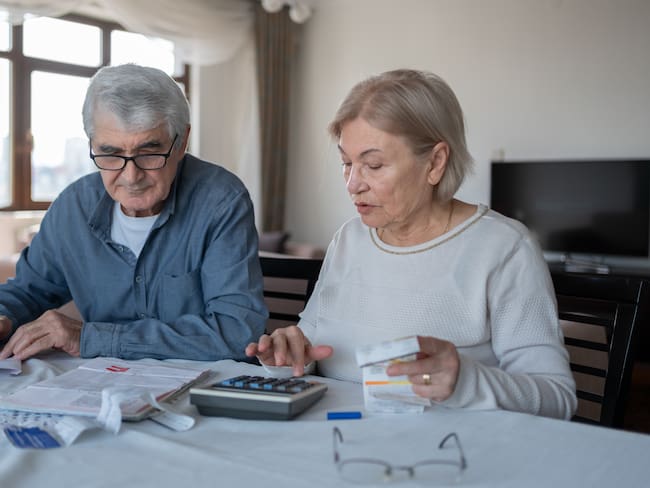 Pareja de adultos mayores realizando un presupuesto - (Getty Images)