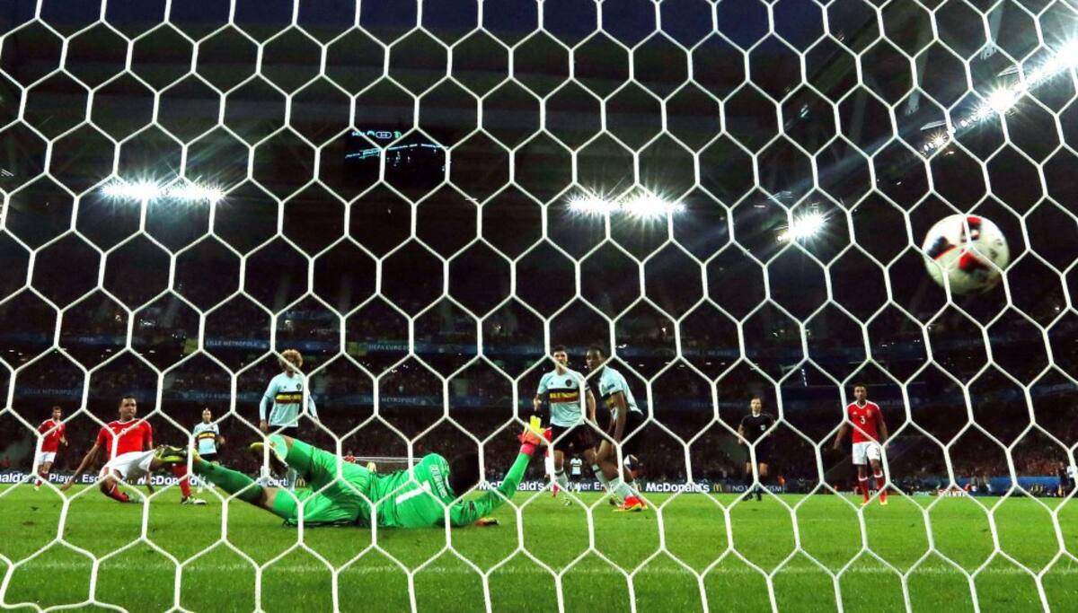 El momento del gol de Robson-Kanu que le daba la ventaja a Gales