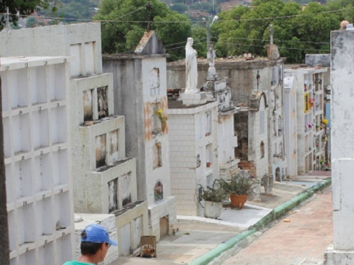 Denuncian retrasos en el proceso de inhumación dentro el cementerio central
