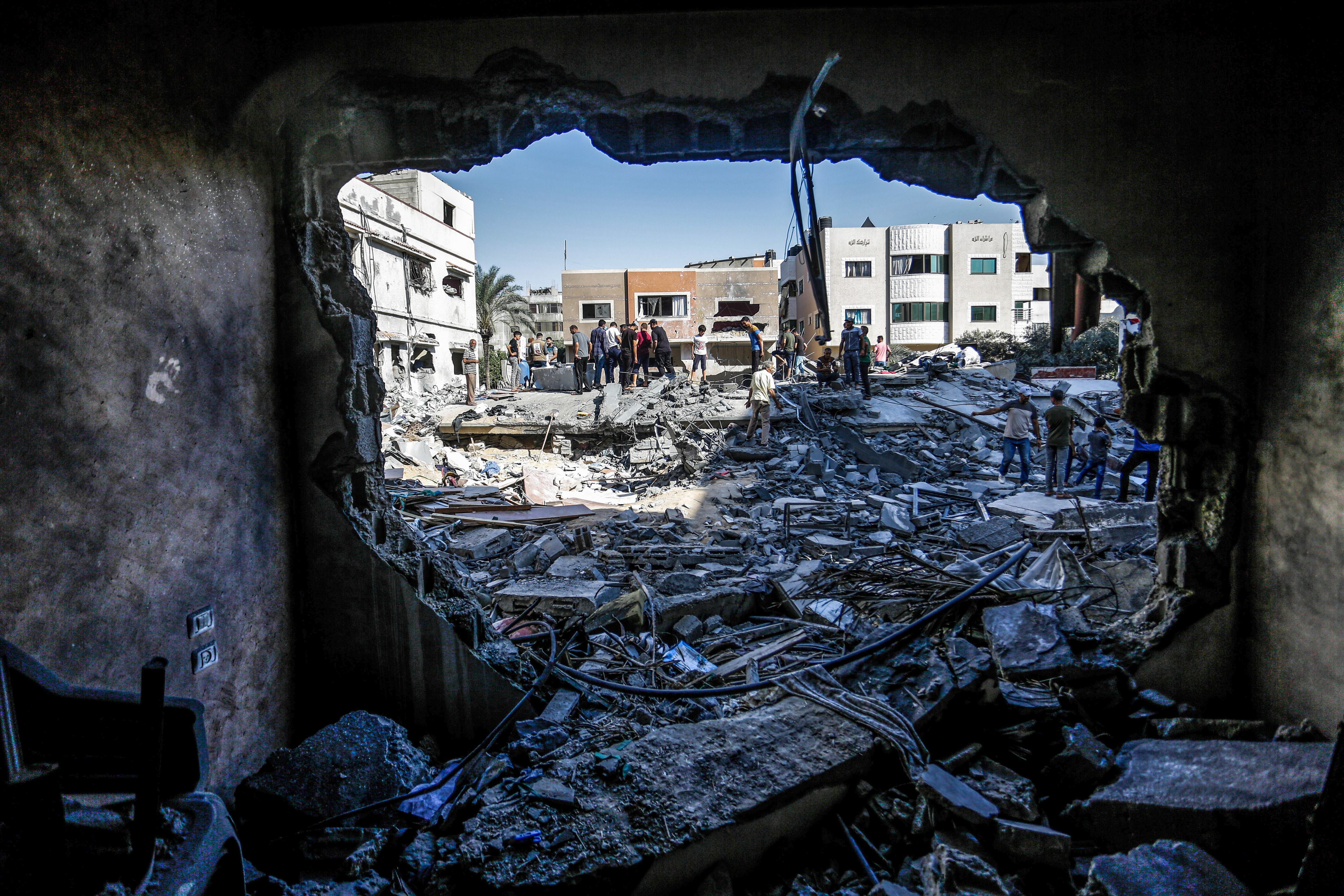 palestinos inspeccionan una casa destruida que pertenece a la familia Shamlakh después de los ataques aéreos israelíes en el sur de la ciudad de Gaza (Photo by Mahmoud Issa/SOPA Images/LightRocket via Getty Images)