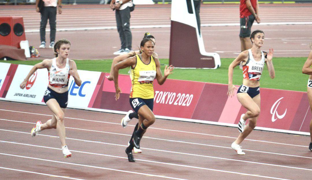 Faisury Jimenéz (amarillo) en la final de los 100 metros T38