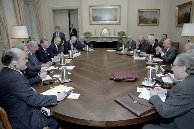 Histórica reunión entre delegados de Estados Unidos y la Unión Soviética. Foto:  via Wikimedia Commons
