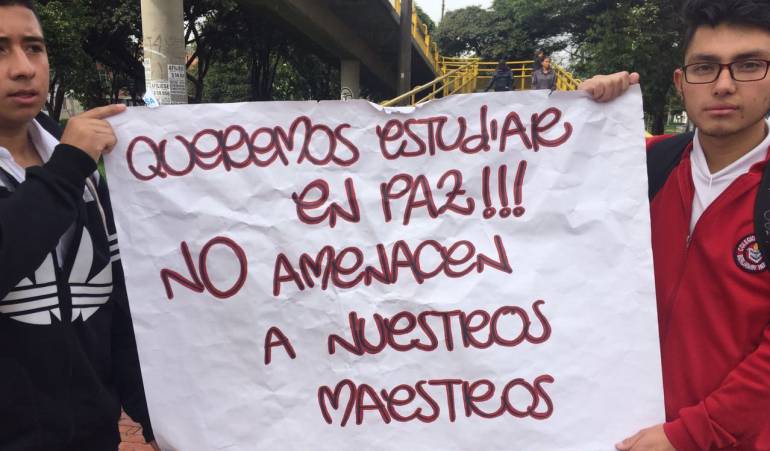 Estudiantes protestan en contra de las amenazas a profesores