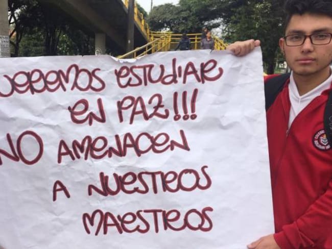 Estudiantes protestan en contra de las amenazas a profesores