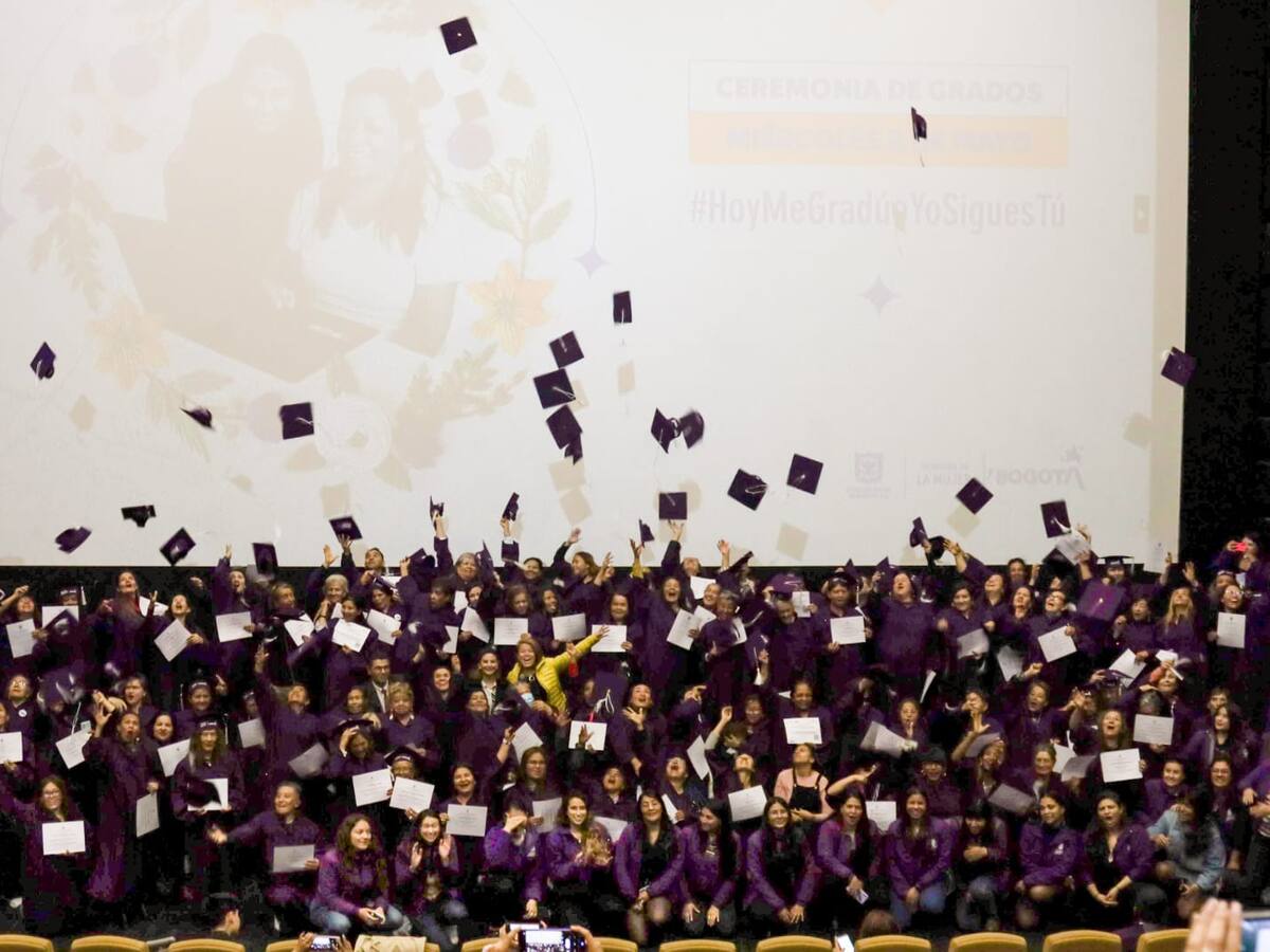 150 mujeres se graduaron de los cursos tecnológicos de la Secretaría de la Mujer