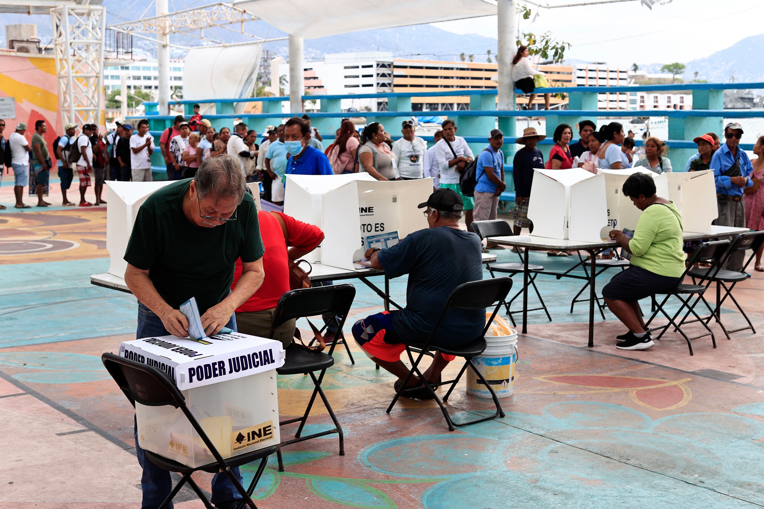 MEX3846. ACAPULCO (MÉXICO), 01/06/2025.- Personas votan en las elecciones judiciales este domingo en Acapulco, estado de Guerrero (México). Los centros de votación para la inédita elección del poder judicial en México abrieron en la mayoría del país a las 8:00 hora local (14:00 GMT) con apenas algunos ciudadanos en las filas que por primera vez en la historia del país elegirán a jueces y magistrados. EFE/ David Guzmán