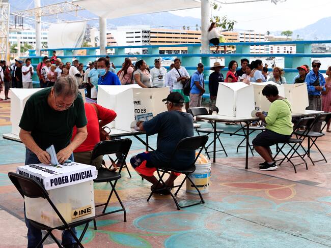MEX3846. ACAPULCO (MÉXICO), 01/06/2025.- Personas votan en las elecciones judiciales este domingo en Acapulco, estado de Guerrero (México). Los centros de votación para la inédita elección del poder judicial en México abrieron en la mayoría del país a las 8:00 hora local (14:00 GMT) con apenas algunos ciudadanos en las filas que por primera vez en la historia del país elegirán a jueces y magistrados. EFE/ David Guzmán