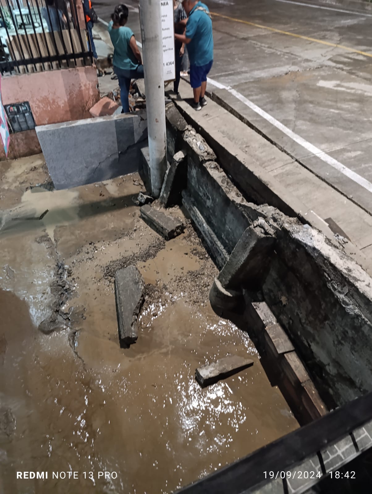 Varias casas del barrio Libertador resultaron afectadas tras un daño en la red de acueducto complementario