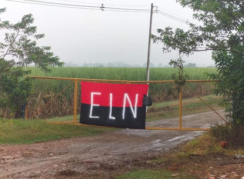 Instalan bandera del ELN en la vía Panamericana entre Valle y Cauca - Redes Sociales