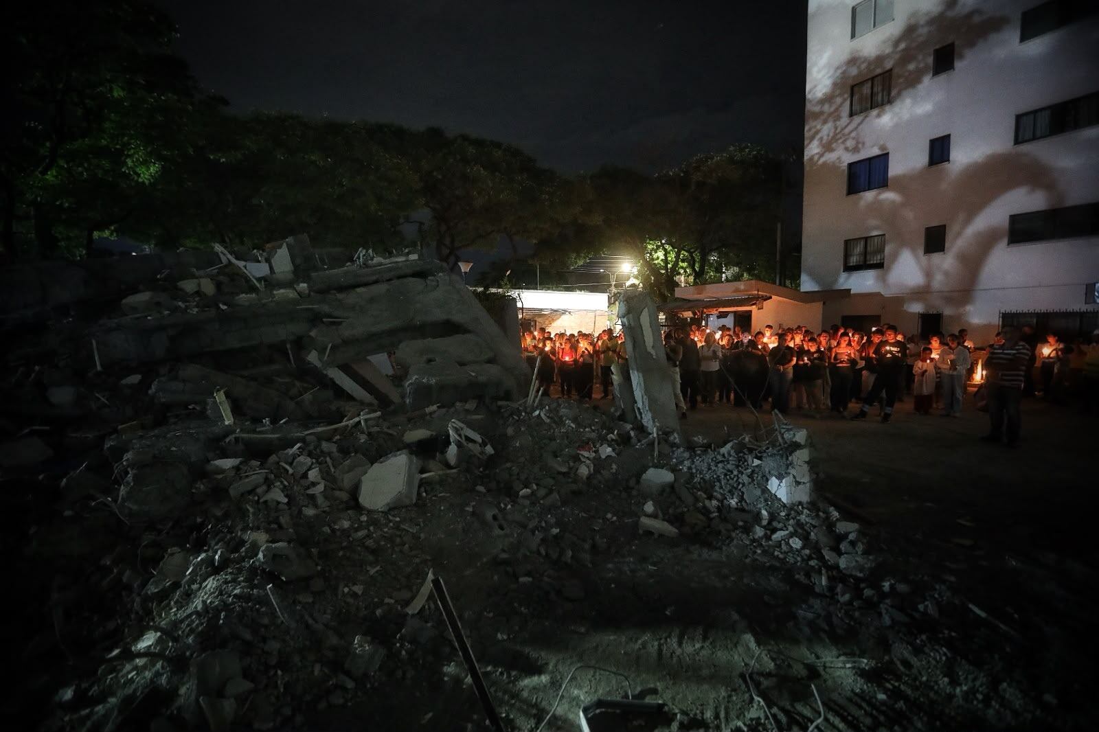 En medio de algunos escombros que aún quedan tras el terremoto, las velitas también se encendieron como símbolo de oración, esperanza y solidaridad. Foto: Santiago Saldarriaga