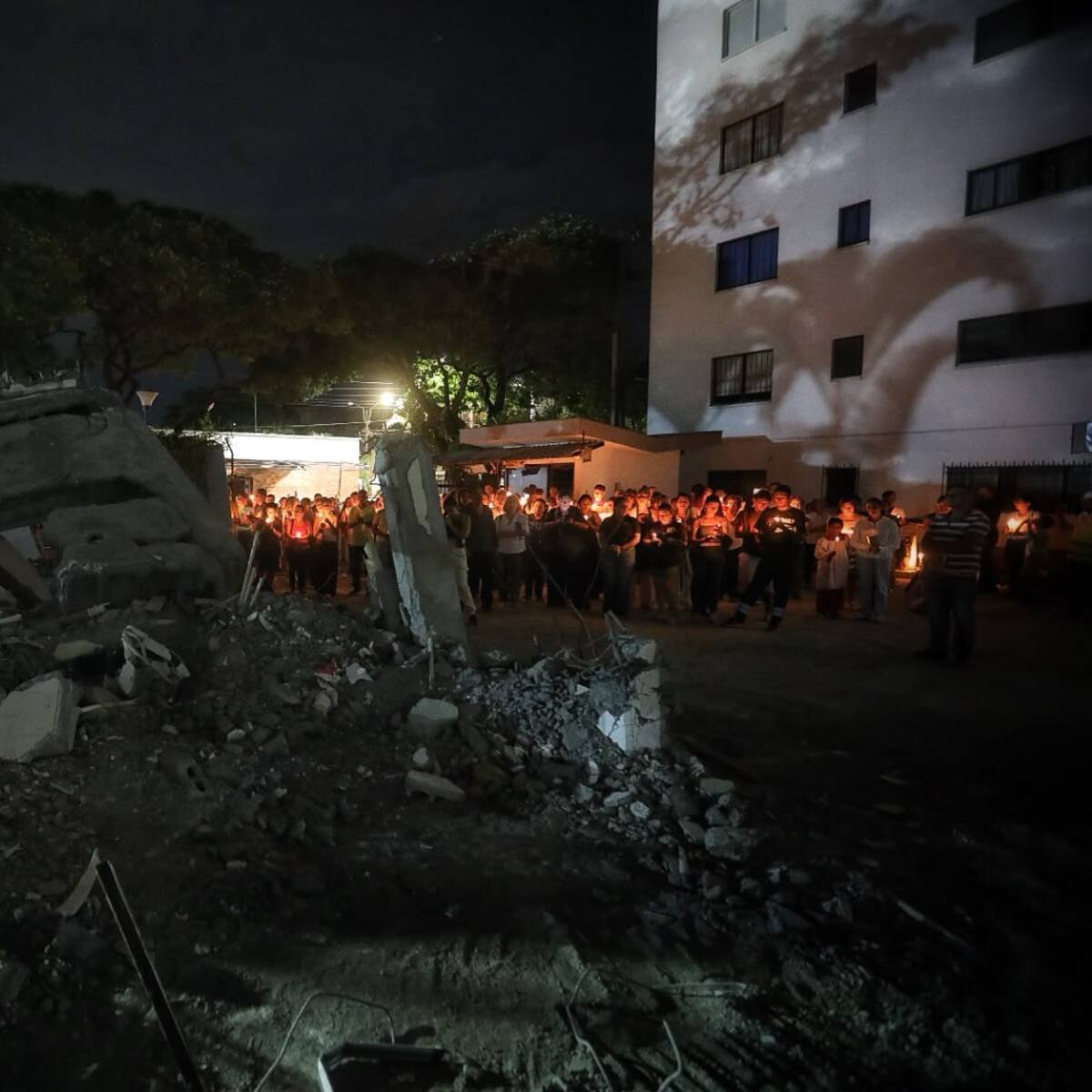 Una luz por las víctimas y los afectados del terremoto en Cali y el Valle