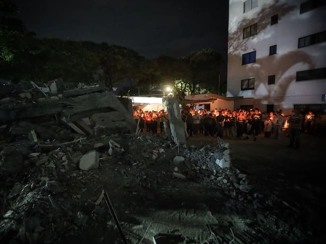 En medio de algunos escombros que aún quedan tras el terremoto, las velitas también se encendieron como símbolo de oración, esperanza y solidaridad. Foto: Santiago Saldarriaga