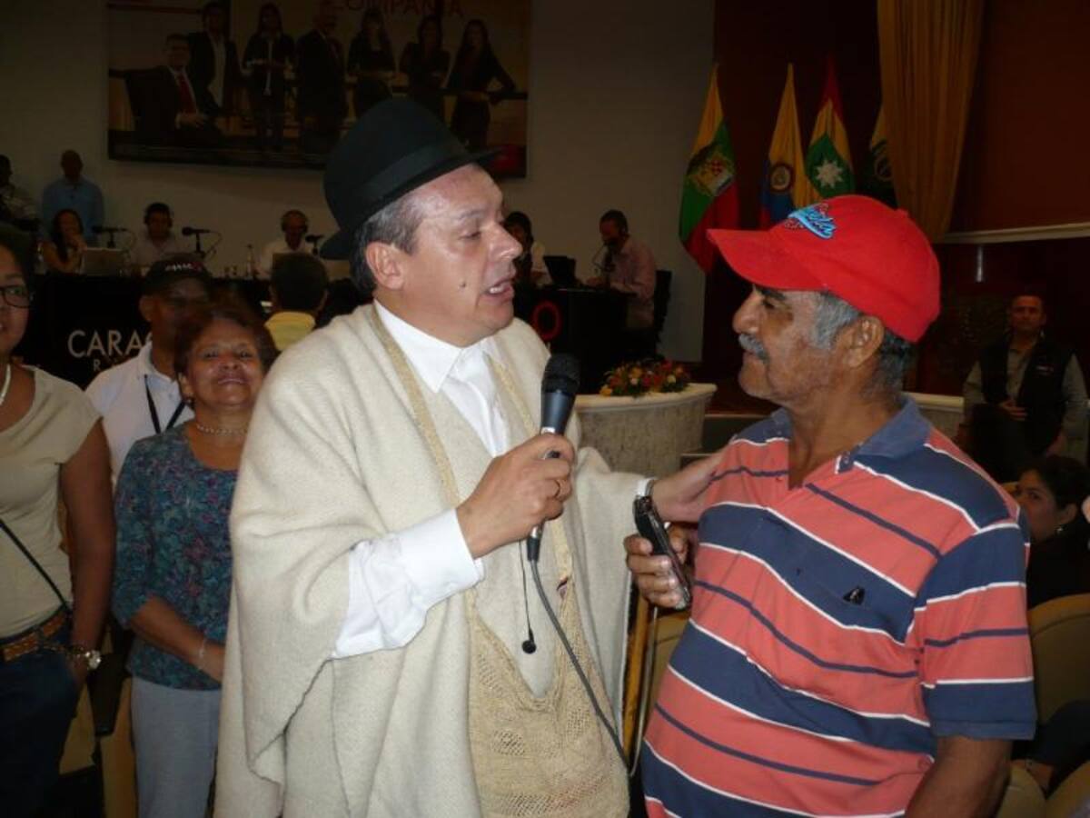 Darío Arizmendi y su equipo desde la heroica, mostrando lo mejor de la ciudad y sus gentes. Foto: Caracol Radio.