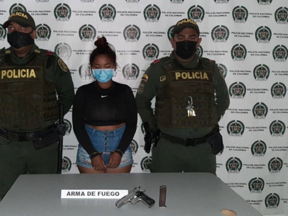 Detienen a mujer que transportaba un arma de fuego automática en Arjona