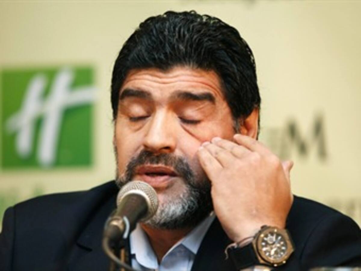 Maradona se declara exiliado por culpa de Grondona