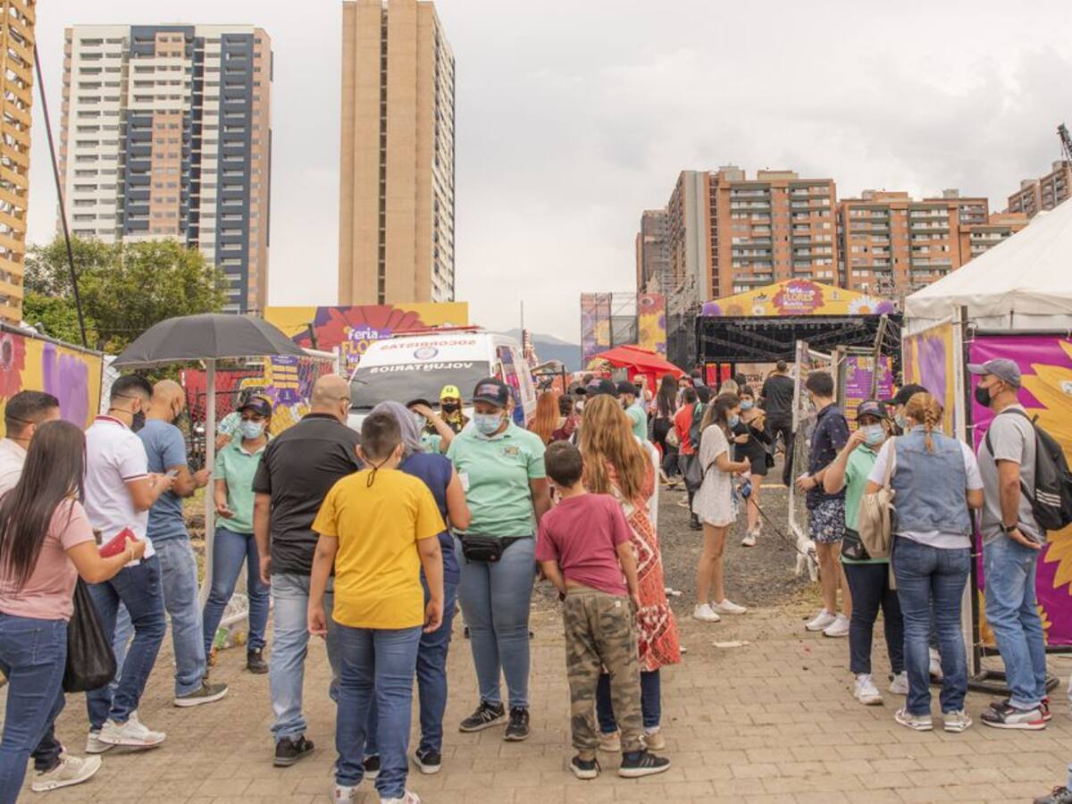 Evalúan restringir ingreso al comercio para no vacunados en Medellín