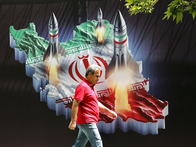 Tehran (Iran(islamic Republic Of)), 19/04/2024.- An Iranian man walks past a huge anti-Israeli banner carrying pictures of missiles on Iran&#039;s map, in Tehran, Iran, 19 April 2024. Iranian state media reported that three aerial objects were destroyed by air defense systems over the central city of Isfahan early morning on 19 April. The explosions come after a drone and missile attack carried by Iran&#039;s Islamic Revolutionary Guards Corps (IRGC) towards Israel on 13 April, following an airstrike on the Iranian embassy in Syria which Iran claimed was conducted by Israel. (Siria, Teherán) EFE/EPA/ABEDIN TAHERKENAREH
