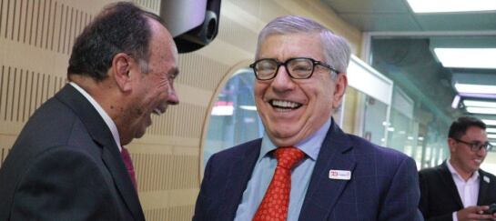 En cabina, Cesar Gaviria Trujillo, presidente de Colombia en la época del apagón; punto de nacimiento de La Luciérnaga.